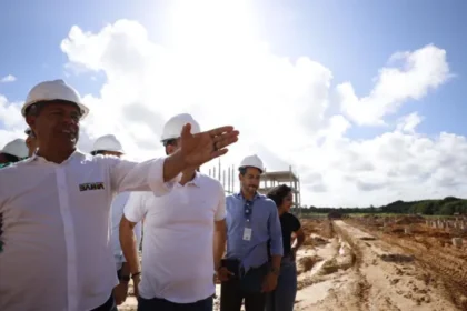 Jerônimo visita obras do Hospital Regional de Alagoinhas