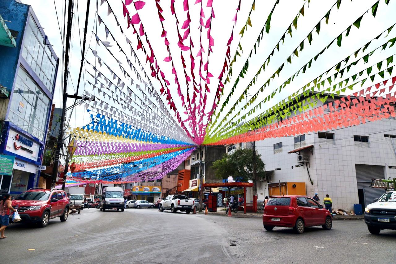Decoração junina já enfeita as ruas de Candeias