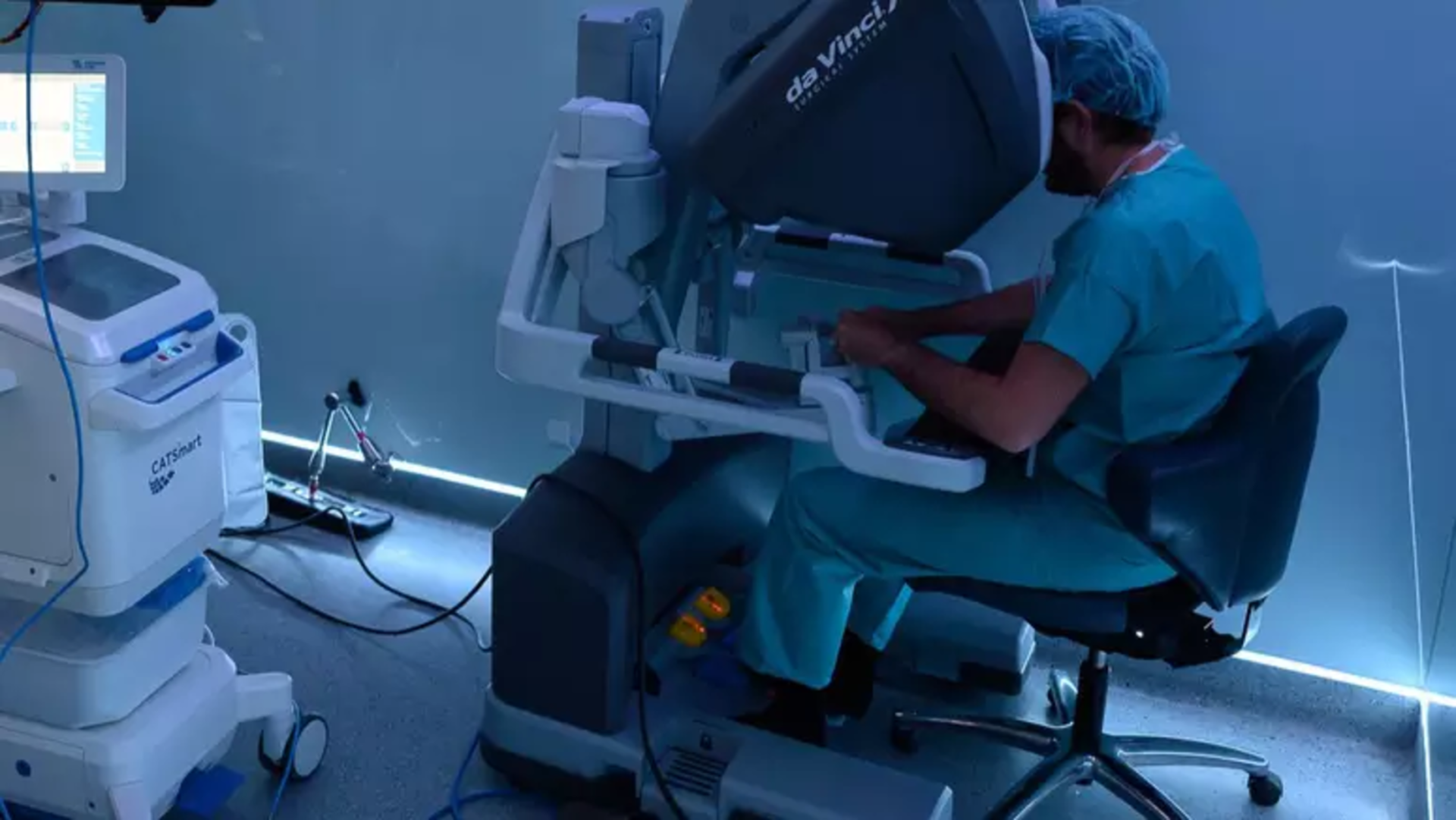 Médico na Itália opera paciente na China usando robô e 5G