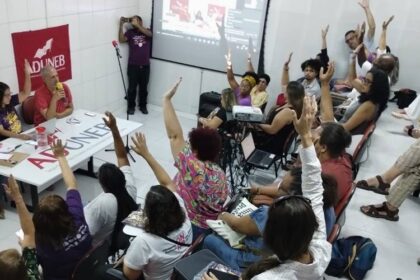 Professores das universidades estaduais da Bahia aprovam greve