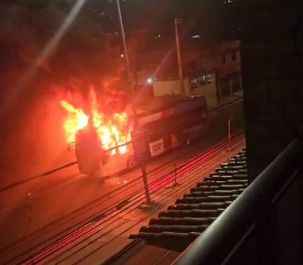 Polícia busca autores de ataque a ônibus no Subúrbio