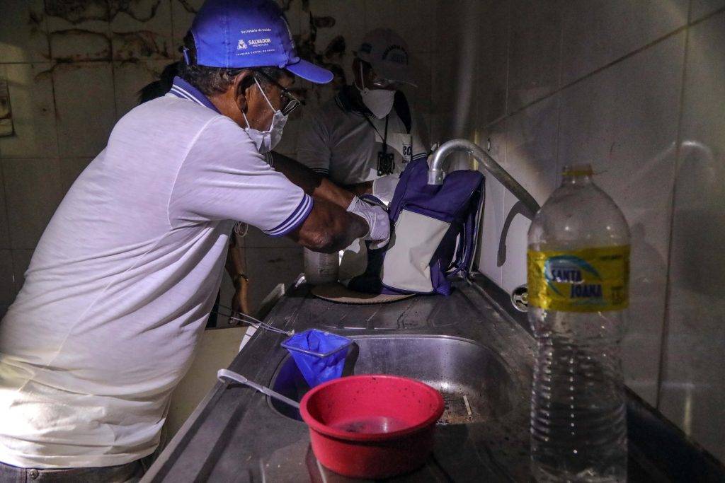 Agentes inspecionam imóveis em Salvador no combate ao Aedes aegypti