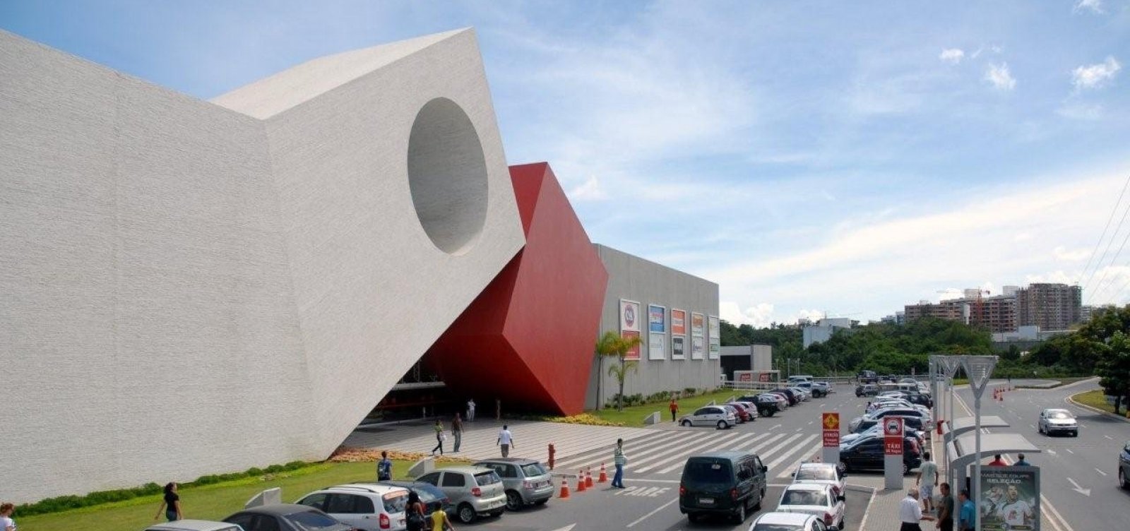 "Preso por tentar furtar joalheria em shopping de Salvador após passar a noite escondido no teto"