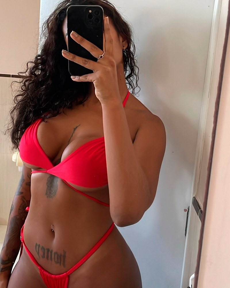 Giovanna Jacobina ostentou as curvas de fio-dental e recebeu elogios - Foto: Reprodução/ Instagram@giovanna_jacobina