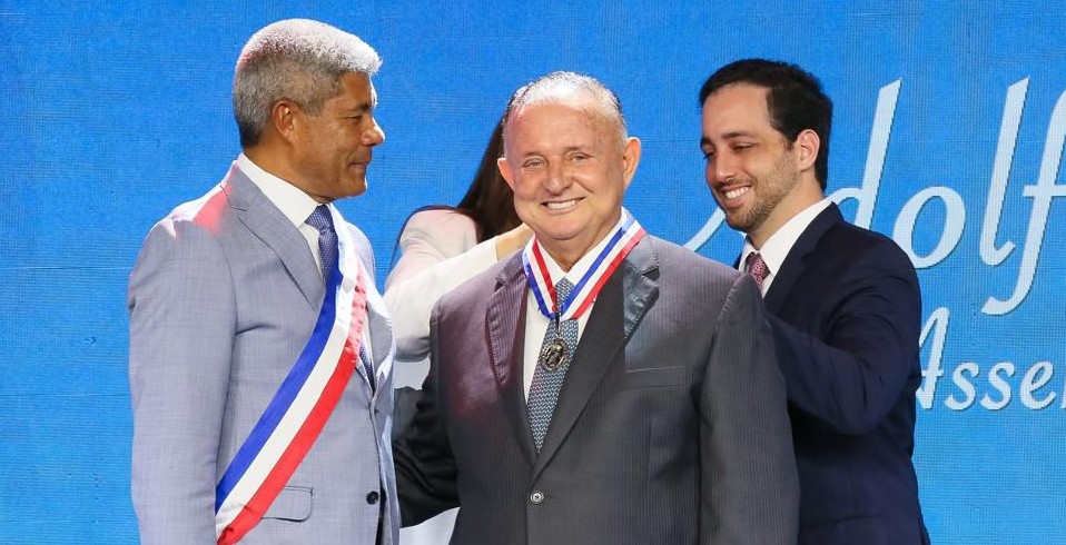 Adolfo Menezes recebe Medalha da Ordem Dois de Julho no grau de Comendador