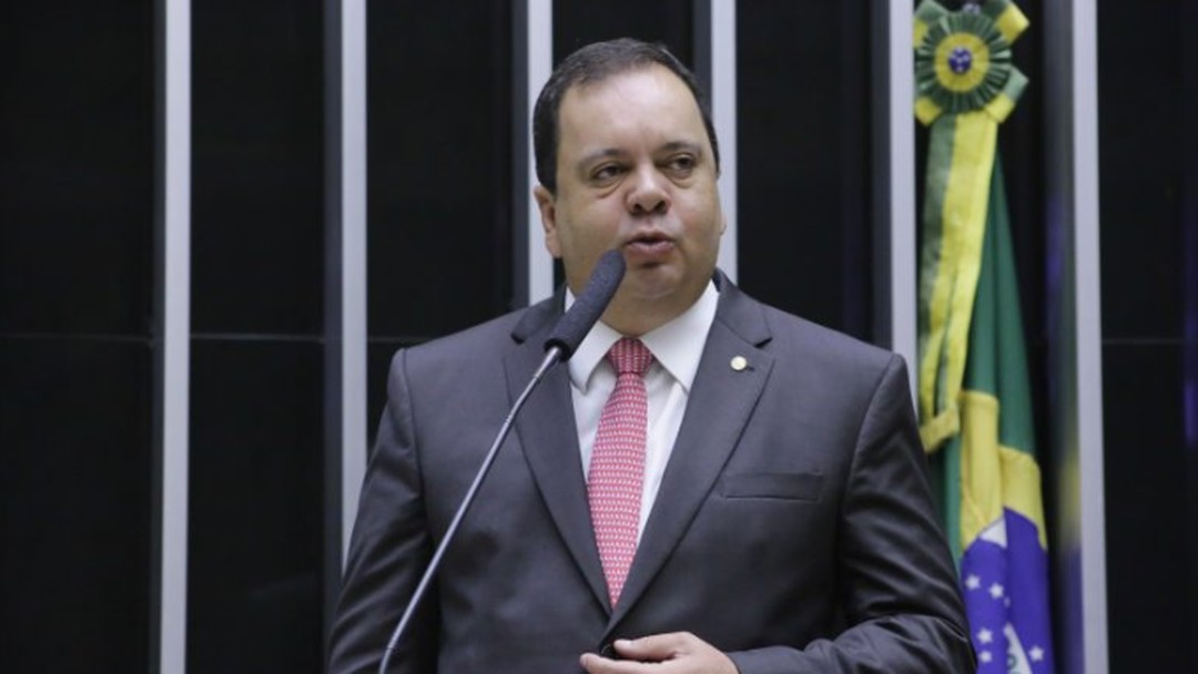 Aliados de Elmar temem veto de Lula na sucessão de Lira