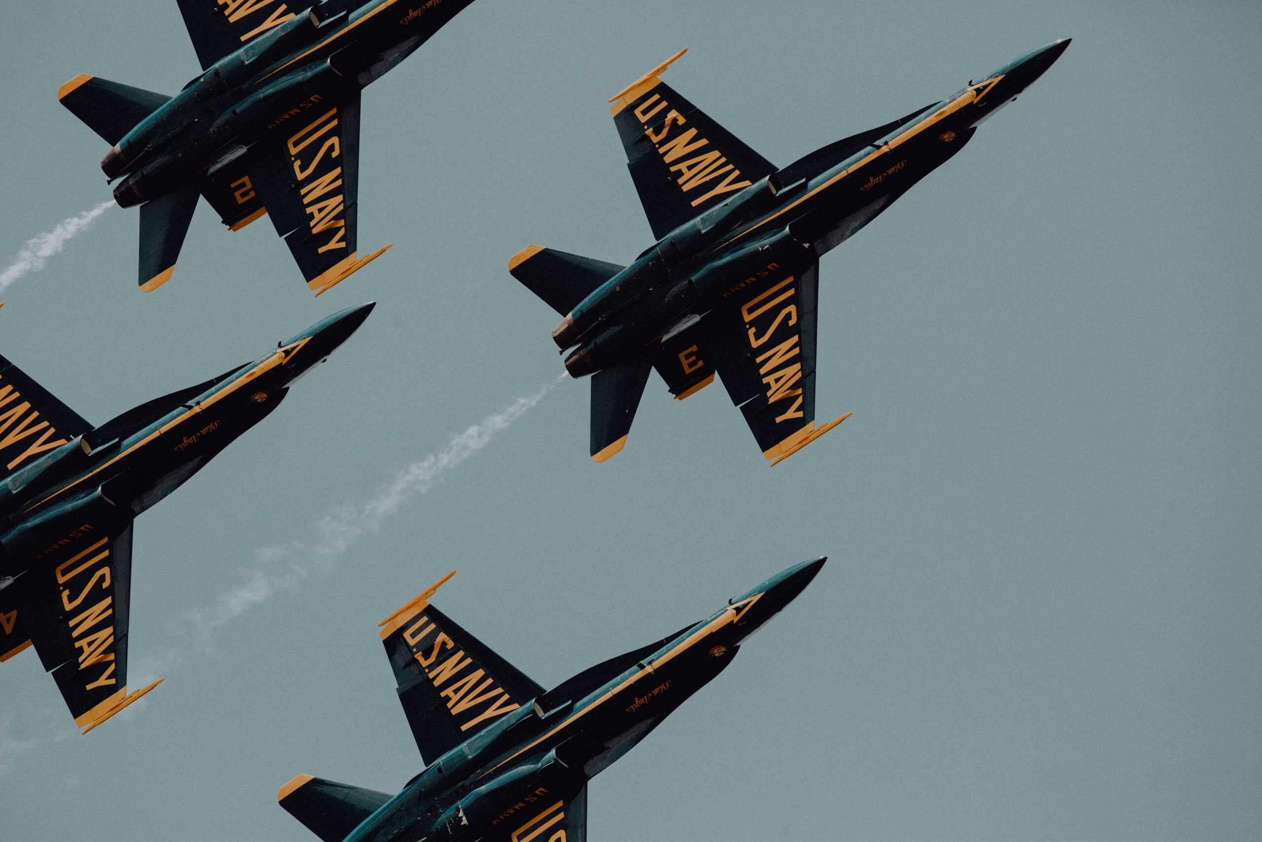 Avião de guerra via Conner Baker/Unsplash