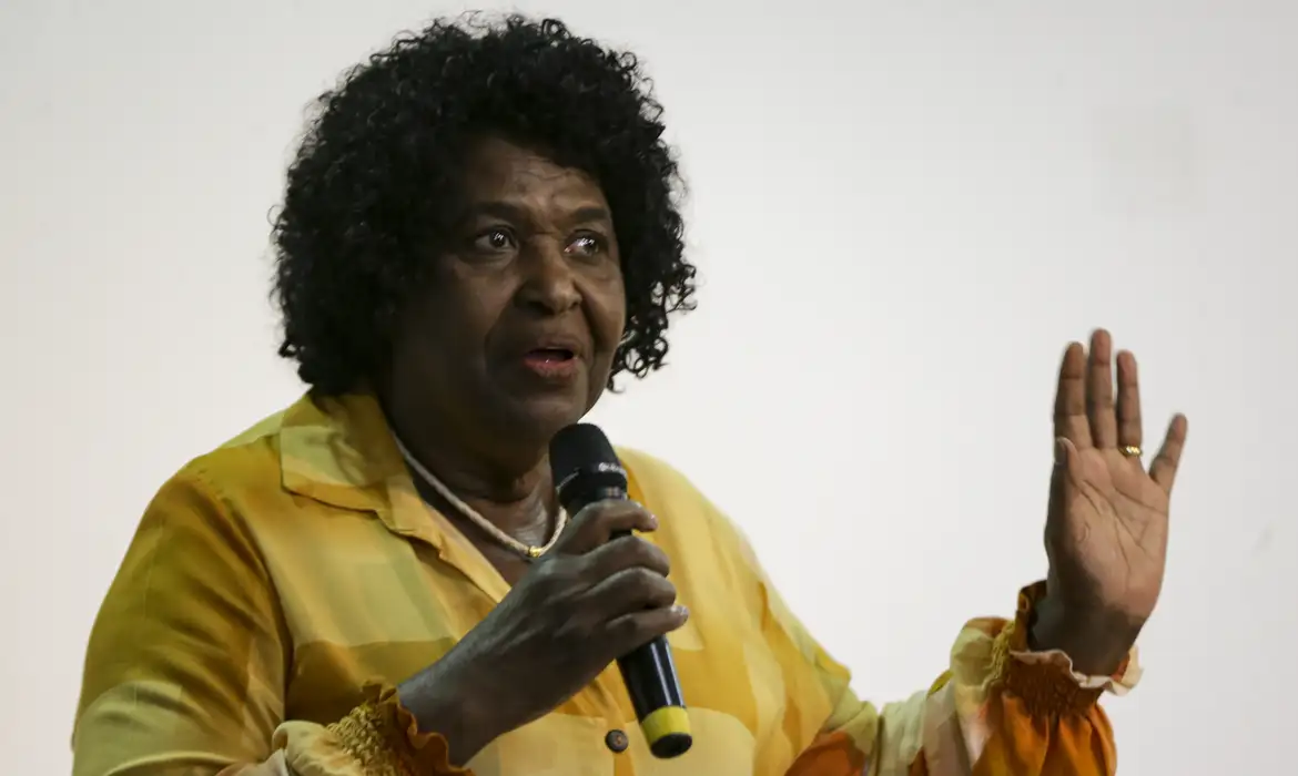 Benedita da Silva pede "correção necessária" após fala de Carla Zambelli