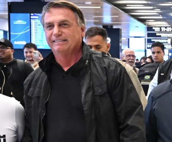 Bolsonaro se coloca à disposição da imprensa para ser sabatinado