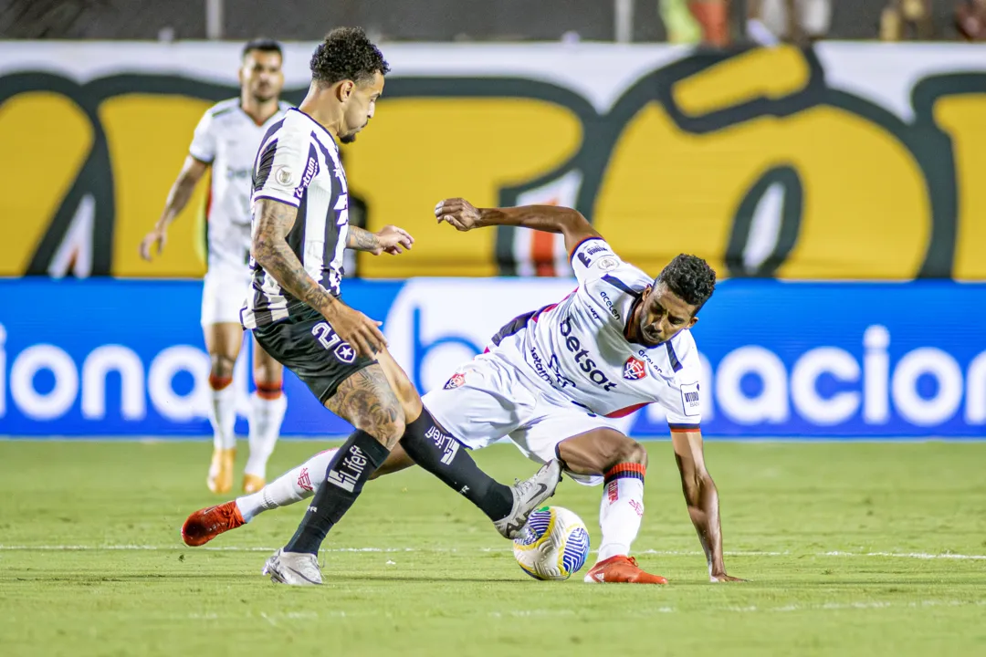 Botafogo vence o Vitória por 1 a 0 no Barradão e assume a liderança da Série A