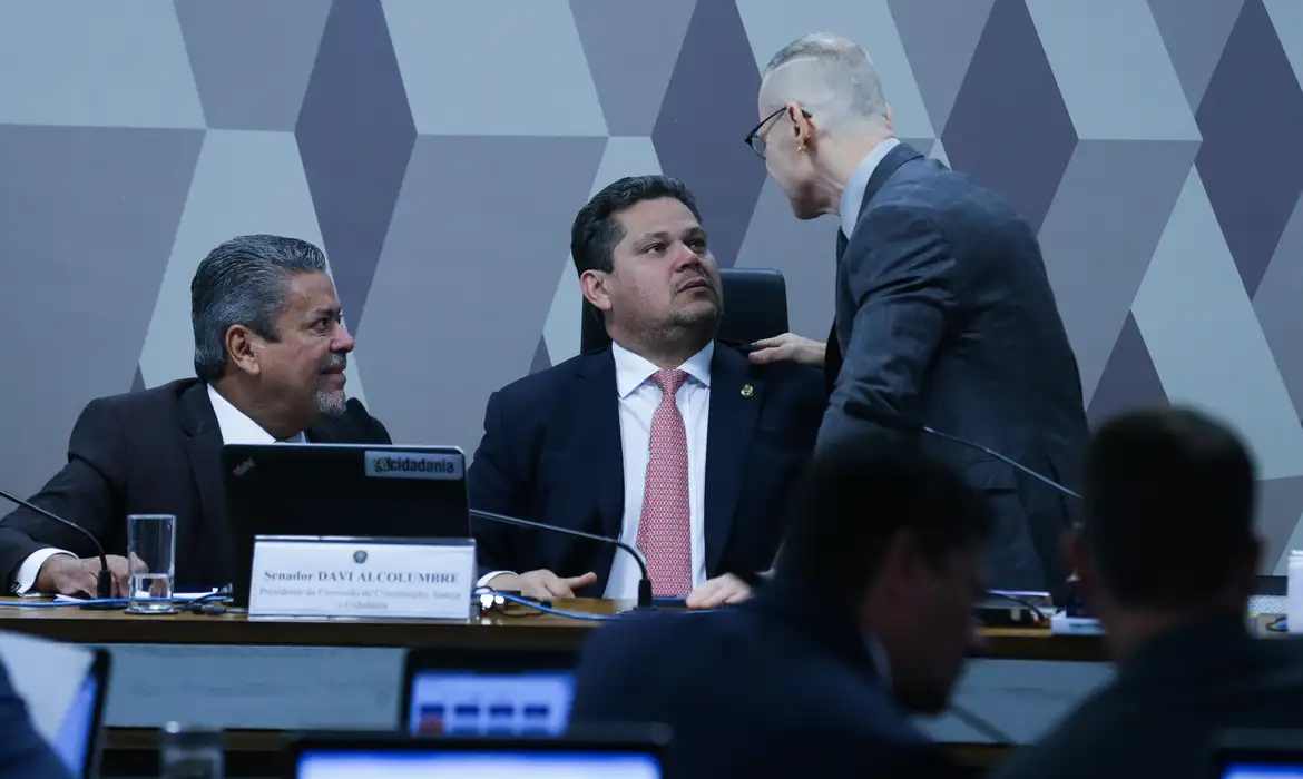 CCJ do Senado adia votação da PEC da autonomia financeira do BC