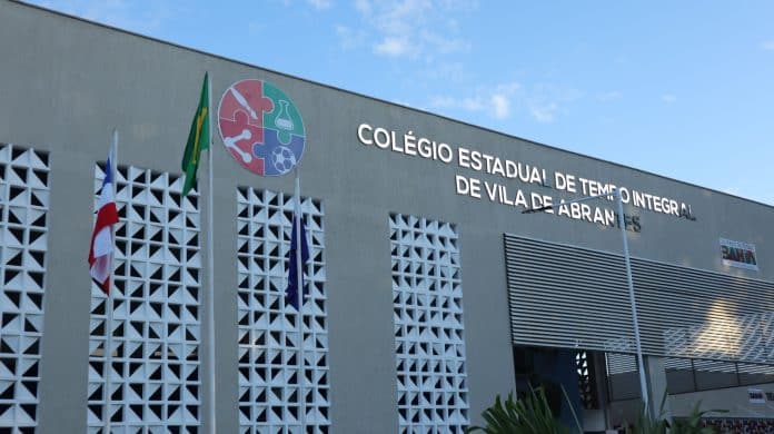 Entrega de duas escolas estaduais na costa de Camaçari