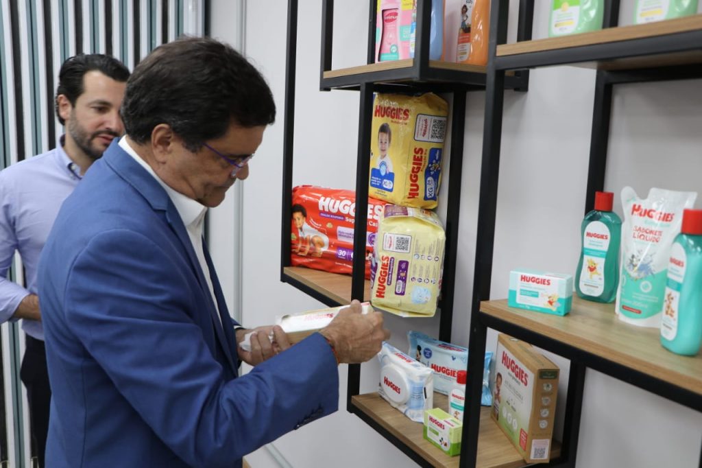 Comitiva da SDE faz visita técnica à Kimberly-Clark, que investiu mais de R$ 400 milhões na unidade baiana nos últimos 10 anos