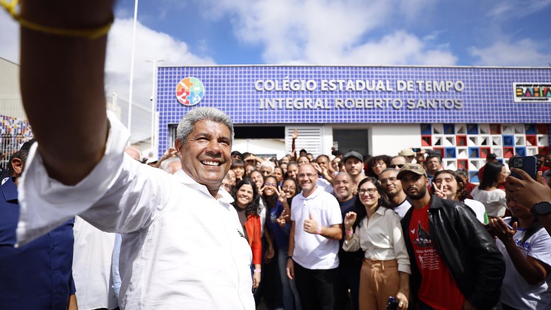 Jerônimo inaugura colégio de tempo integral para mais de mil estudantes em Poções
