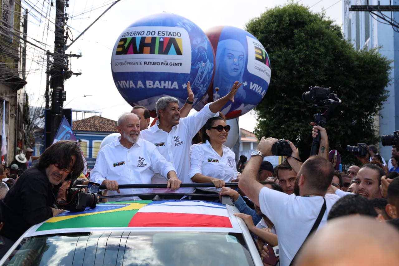 Ao lado de Jerônimo, Lula participa do cortejo ao 2 de Julho
