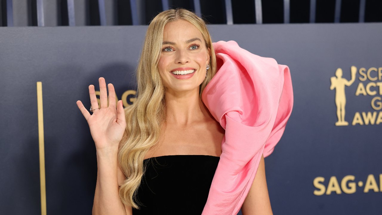 Margot Robbie levanta especulações de gravidez ao aparecer em passeio de barco com o marido, na Itália; veja fotos