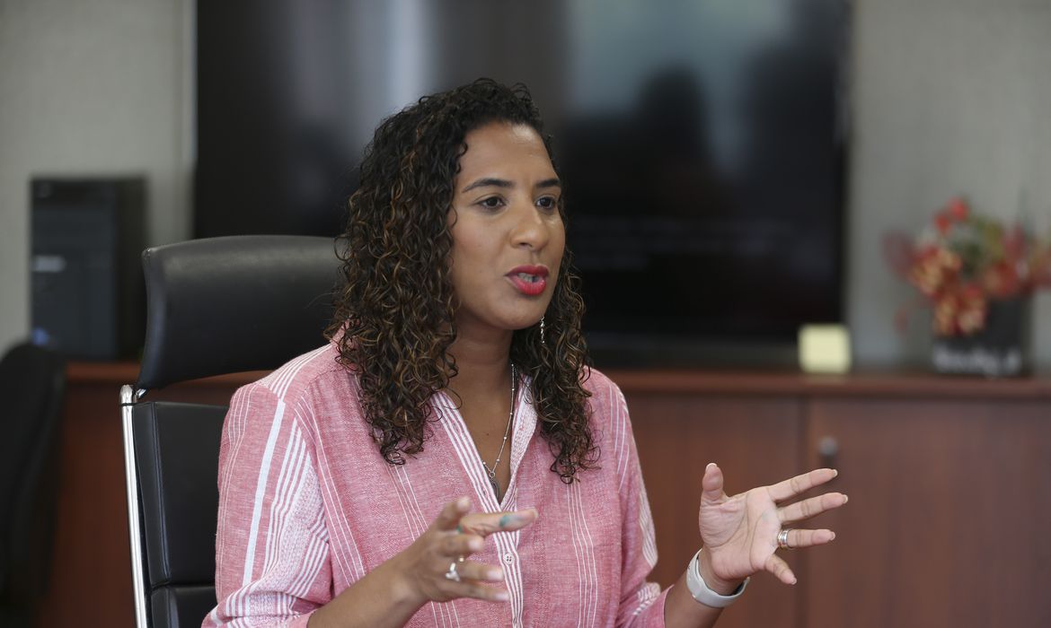 Ministra Anielle Franco vai casar em paróquia no Rio, diz colunista