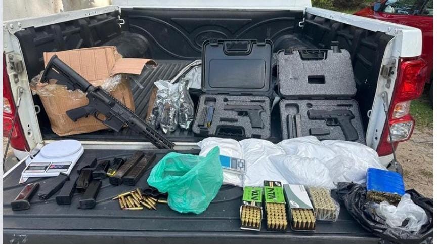 Mulher detida com fuzil, armas e drogas em Arembepe