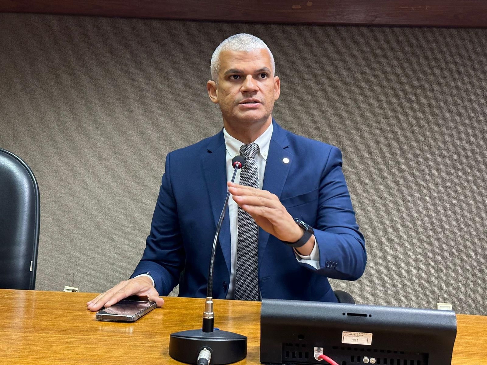 Pablo Roberto propõe alteração na lei para obrigar Embasa a reparar danos em obras