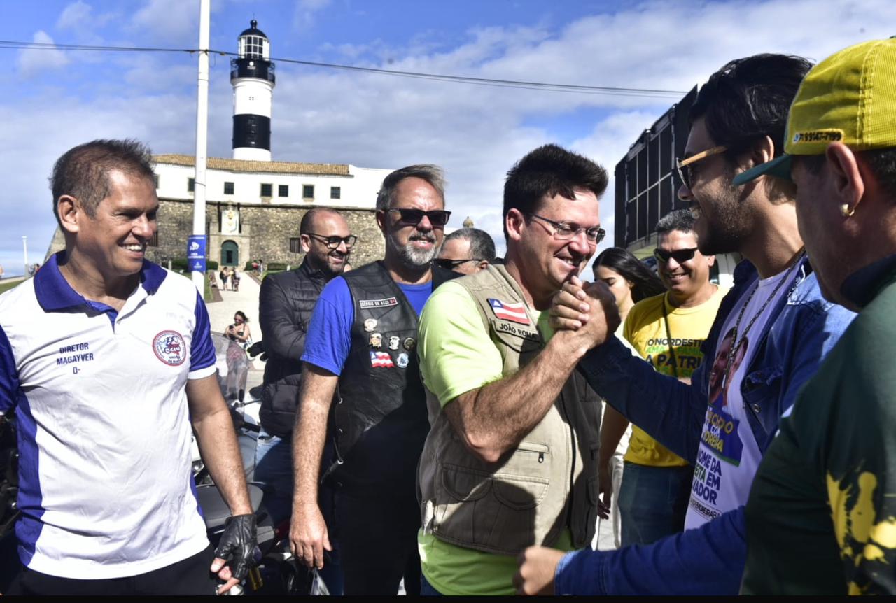 Roma participa de 'motociata' no Farol da Barra com apoiadores de Bolsonaro 