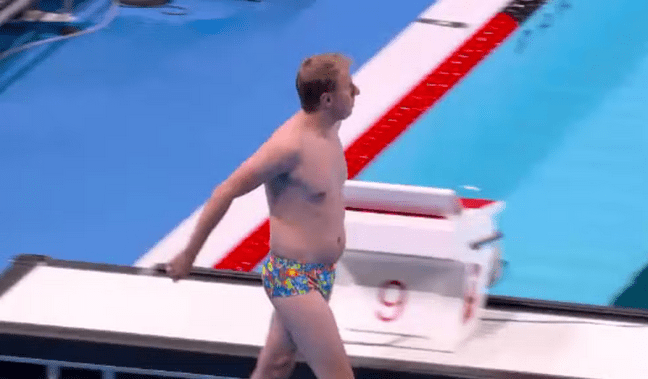 Jogos de Paris: Torcida aplaude funcionário com "sunga florida" que retirou toca da piscina