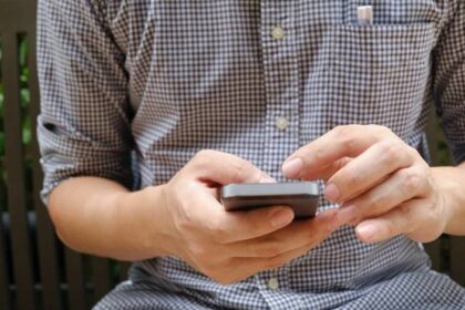 Celular em excesso pode causar tendinite e artrose; confira dicas