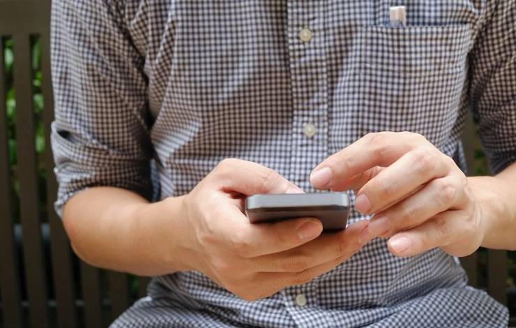 Celular em excesso pode causar tendinite e artrose; confira dicas