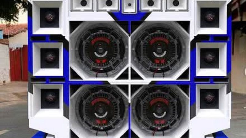 Polícia usa bombas para dispersar festa no Lobato