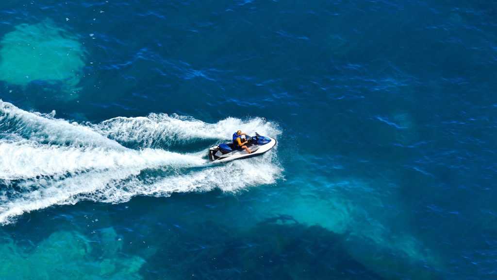 Mulher falece em acidente com jet ski pilotado pelas filhas gêmeas