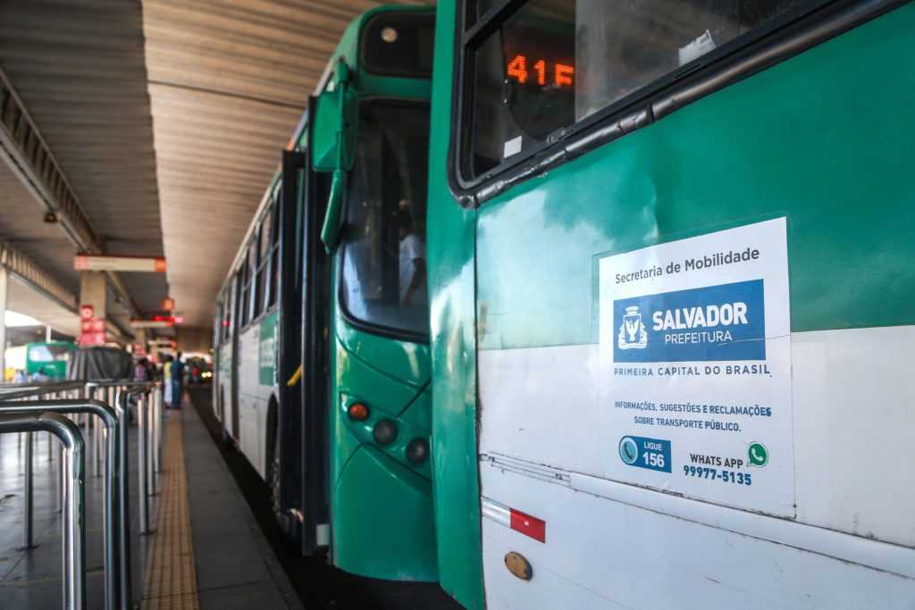 Transporte público suspenso em Engomadeira após ação criminosa.