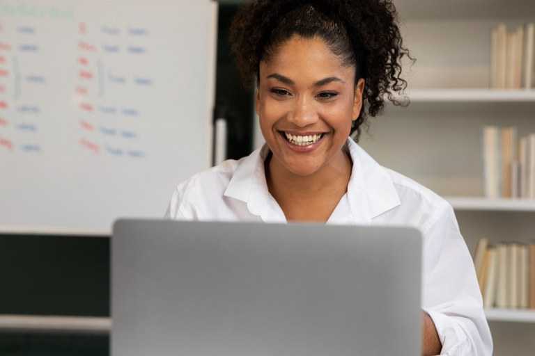 Empoderamento feminino: curso incentiva mulheres a ocuparem espaços de liderança e decisão