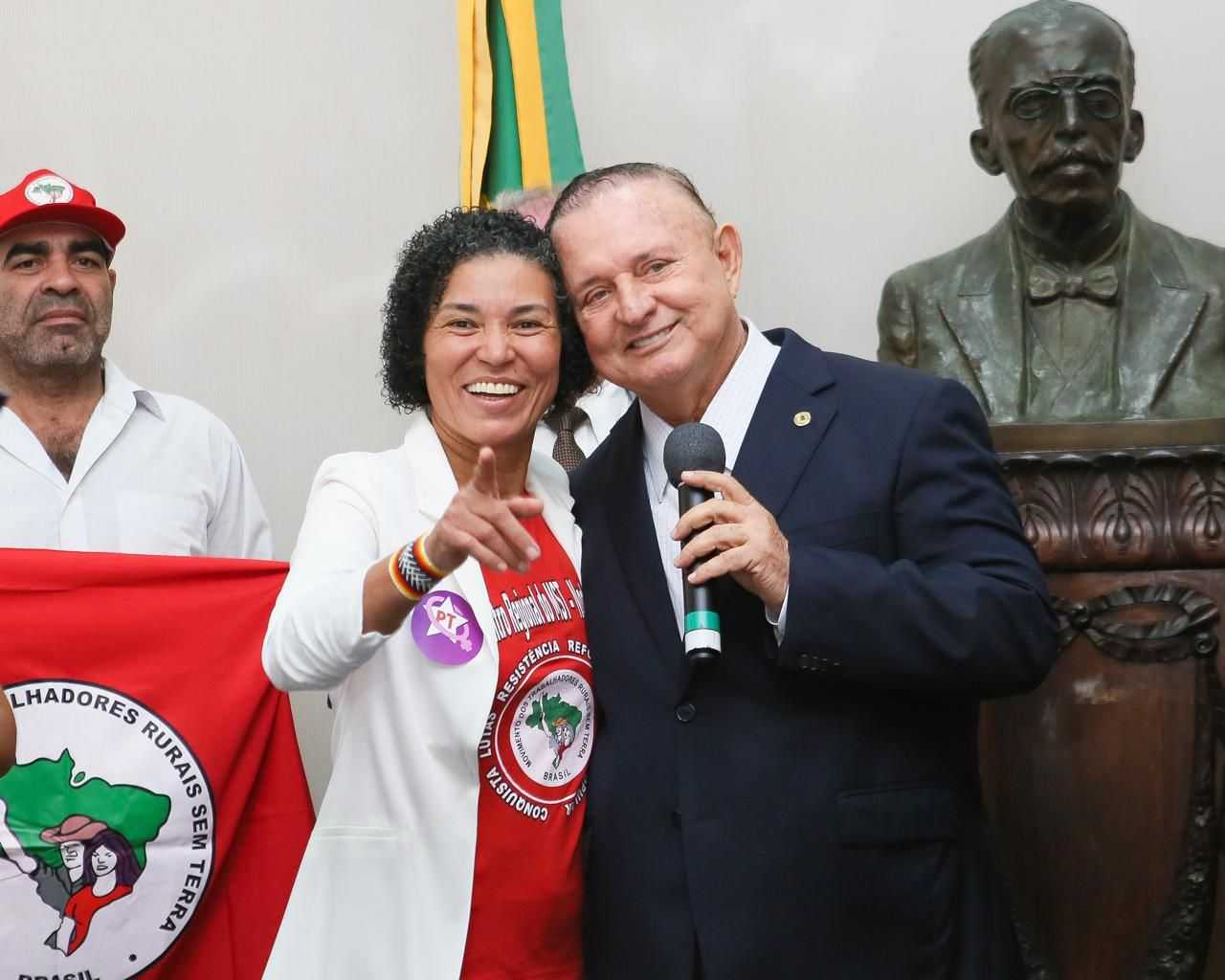 Adolfo Menezes exalta papel da mulher na política na posse da deputada Lucinha do MST