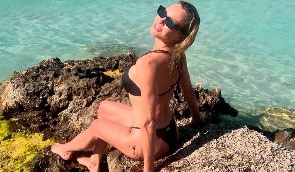 Apresentadora de televisão italiana mostra forma física invejável aos 52 anos