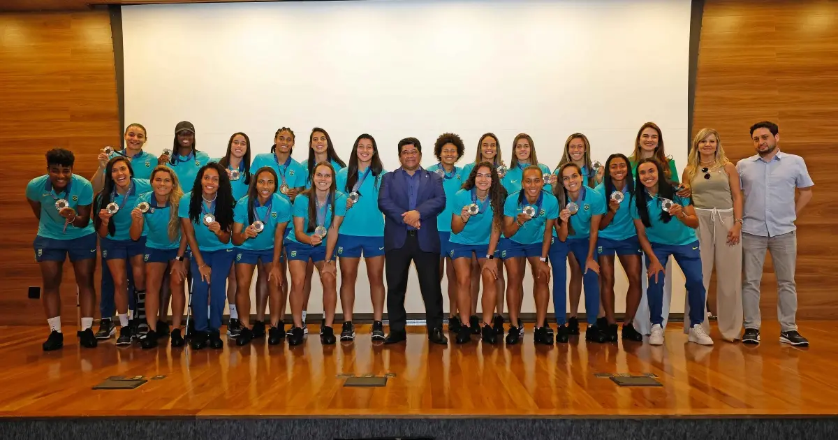 Atletas da Seleção Brasileira feminina são homenageadas pela CBF