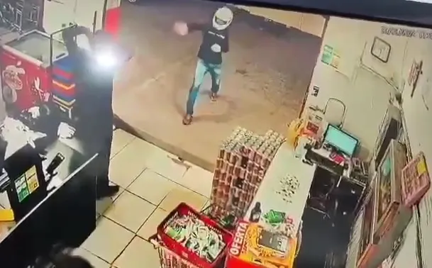 Assassinato de segurança em mercadinho de Feira de Santana é flagrado por câmera