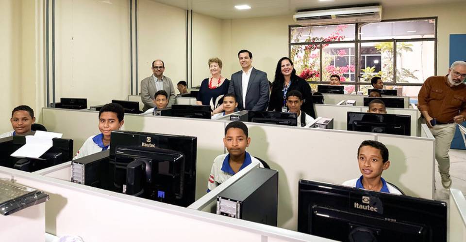 Governo distribui 2 mil chips para alunos de Petrolina e Juazeiro acessarem internet.