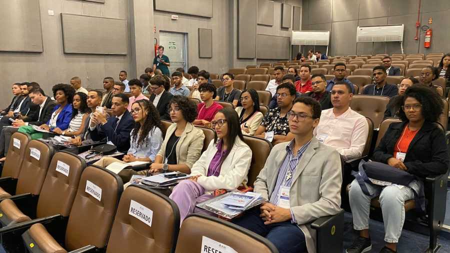 Estudantes universitários assumem papel de jovens deputados na ALBA