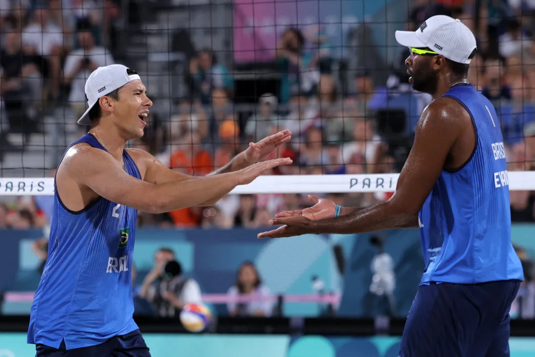 Jogos de Paris: Evandro e Arthur vencem tchecos e vão às oitavas no vôlei de praia