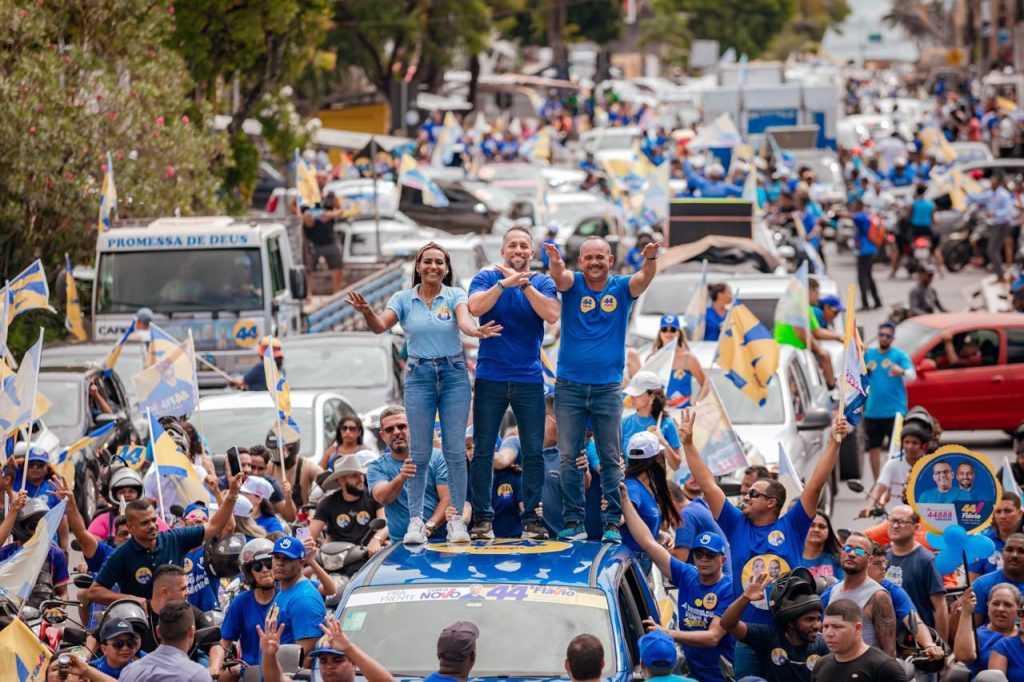 Flávio e Angélica lotam ruas em carreata em Camaçari