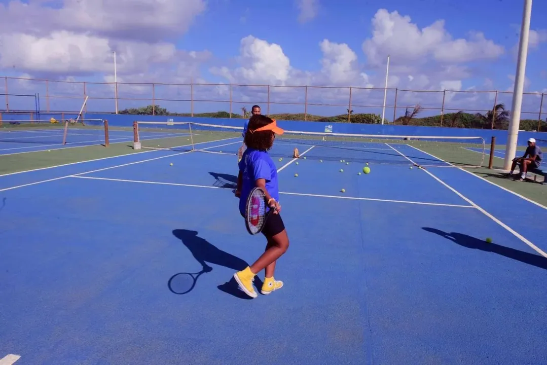 Orla de Salvador oferece aulas gratuitas de tênis no Complexo da Boca do Rio
