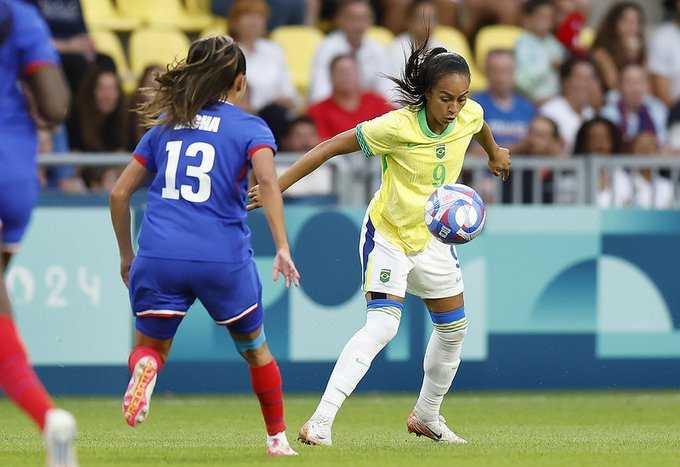 Jogos de Paris: Sem Marta em campo, seleção feminina vence a França e avança para as semfinais