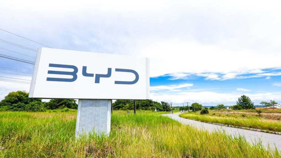 Vigilantes protestam em frente à BYD nesta sexta-feira