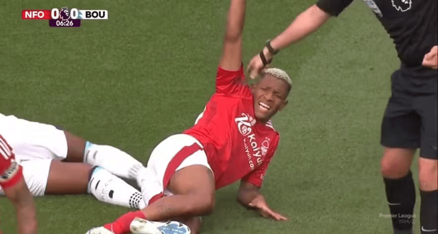 Volante baiano Danilo quebra a perna no jogo de estreia no Campeonato Inglês