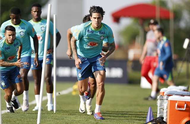 Atacante Pedro sofre lesão grave no joelho e é cortado da Seleção