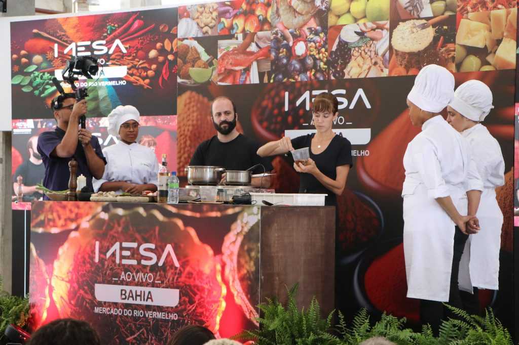 Chefs nacionais e baianos exploram a arte da culinária baiana no primeiro dia do Mesa ao Vivo Bahia