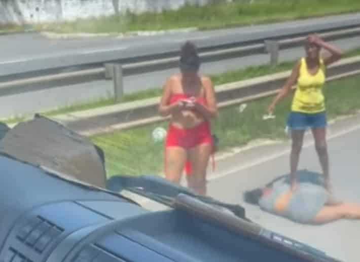 Mulher atropelada ao atravessar Via Parafuso