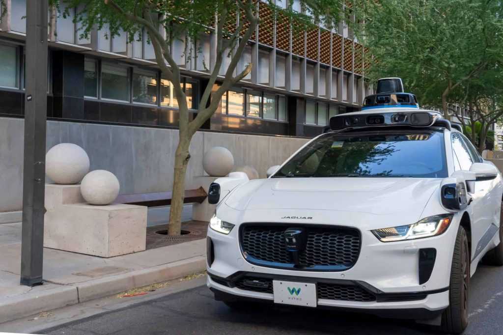 Waymo fecha parceria com a Uber para ampliar robotáxis nos EUA