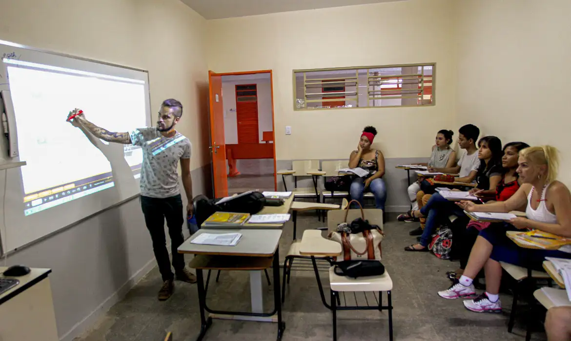 Pagamento a estudantes do Pé-de-Meia começa nesta segunda-feira.