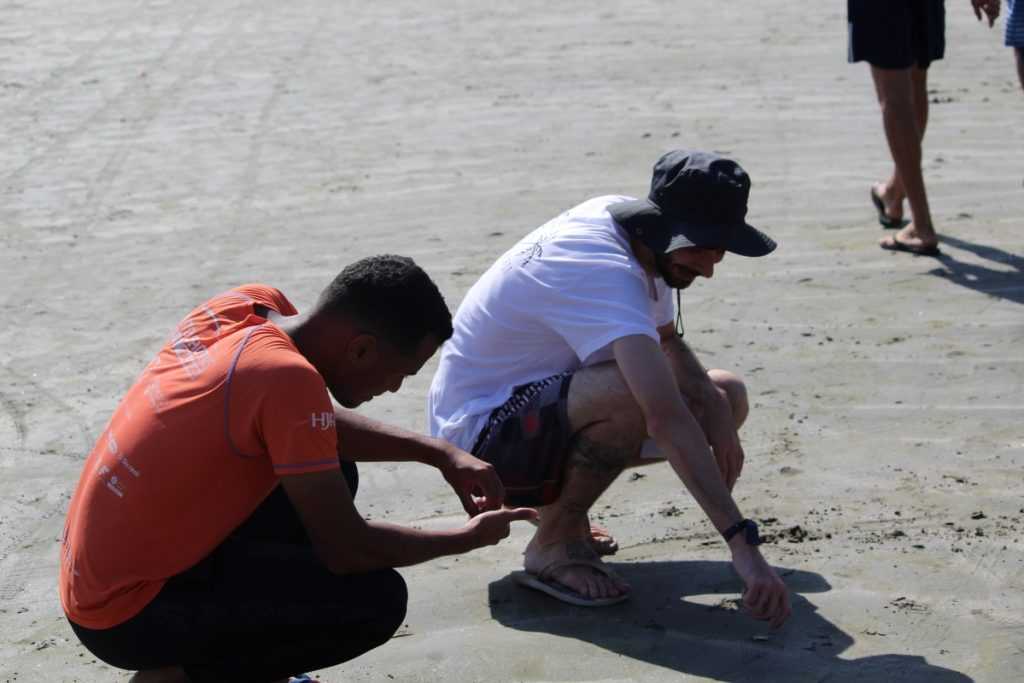 Praia do Perequê, comunidade protegida por lei, enfrenta ameaça do lixo deixado por banhistas