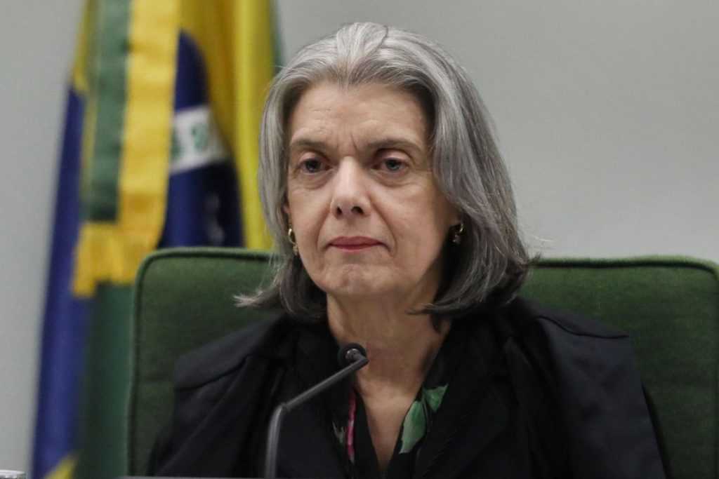 Cármen Lúcia alerta para "cabresto digital" nas eleições